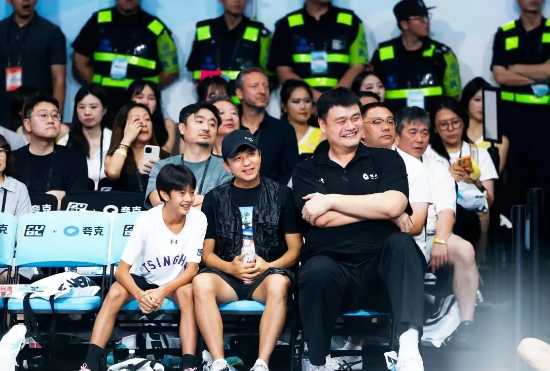 邓超带儿子和姚明并排而坐，这画面好可爱！其实邓超个子算是很高的，但是坐在姚明旁边