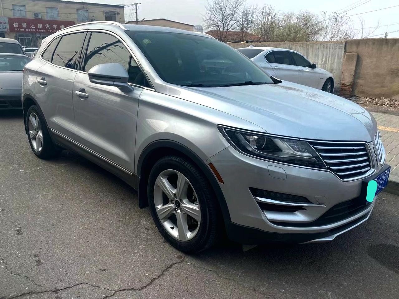 林肯和凯迪拉克是不同的。因为林肯在国内比凯迪拉克还要小众，而凯迪拉克在国内已经很