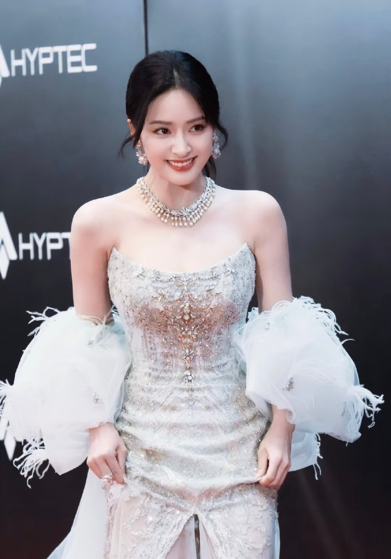 秦岚说沈月确实漂亮确实好看，不过是两者都好看！只不过大家都知道，娱乐圈都谦虚！如