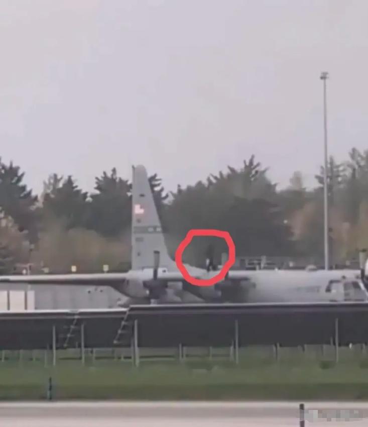 一把斧头砸烂，7500万美元的美国军机，美国霸权最后的遮羞布，被砸得稀碎。4