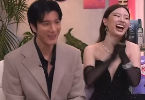 单依纯和王力宏这波互动也太放飞了吧！“美女投降”表情包一出来，瞬间笑喷，这俩人完