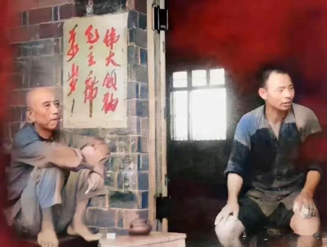 你敢相信吗？这张1970年拍摄于江西红星垦殖场的照片里，蹲坐板凳、赤脚抱膝的老