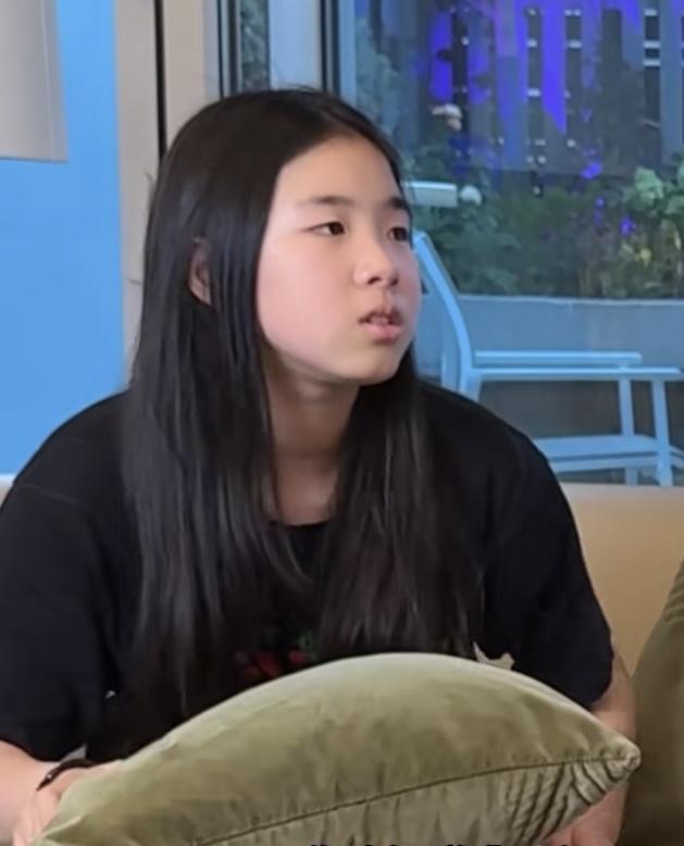 黄奕女儿想去韩国出道，自信地对妈妈说：“你都能当艺人了，凭啥我不行？”她还说自己