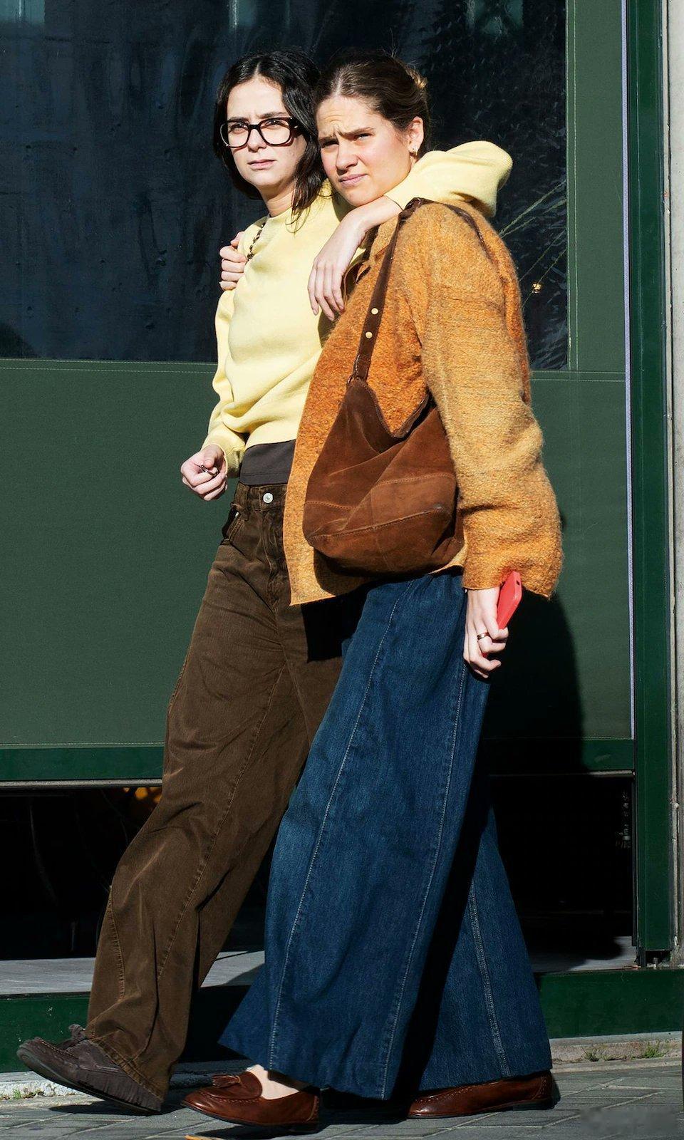 西班牙王室近日，费利佩国王的两个外甥女维多利亚和艾琳被拍到两表姐妹一起逛街。世