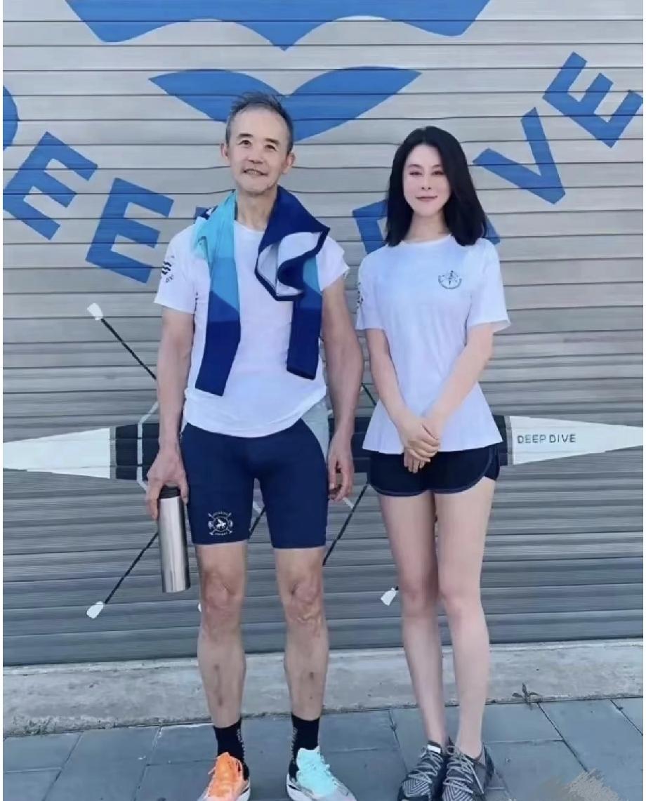 74岁的王石，还在用力证明自己“不图色”。最近，他再次公开示爱田朴珺，强调是被