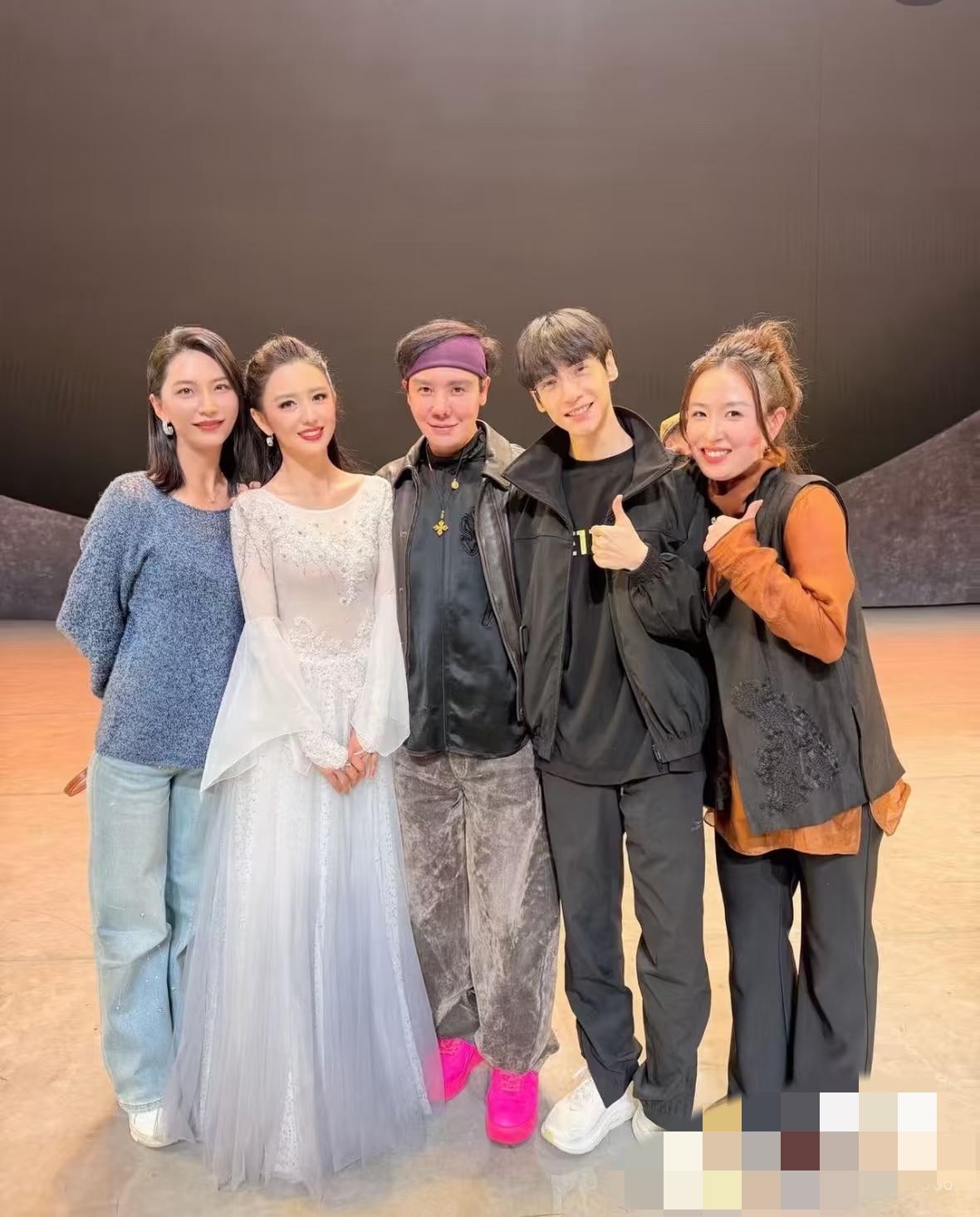 罗云熙看佟丽娅的舞台剧，如果不说他的名字，根本认不出来，变化太大了！4月4日