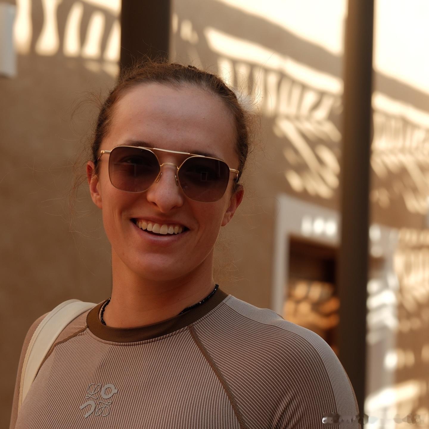 斯瓦泰克训练之余游览利雅得看上去你嘎也是摄影爱好者，㊗️她也有个好签网球talk