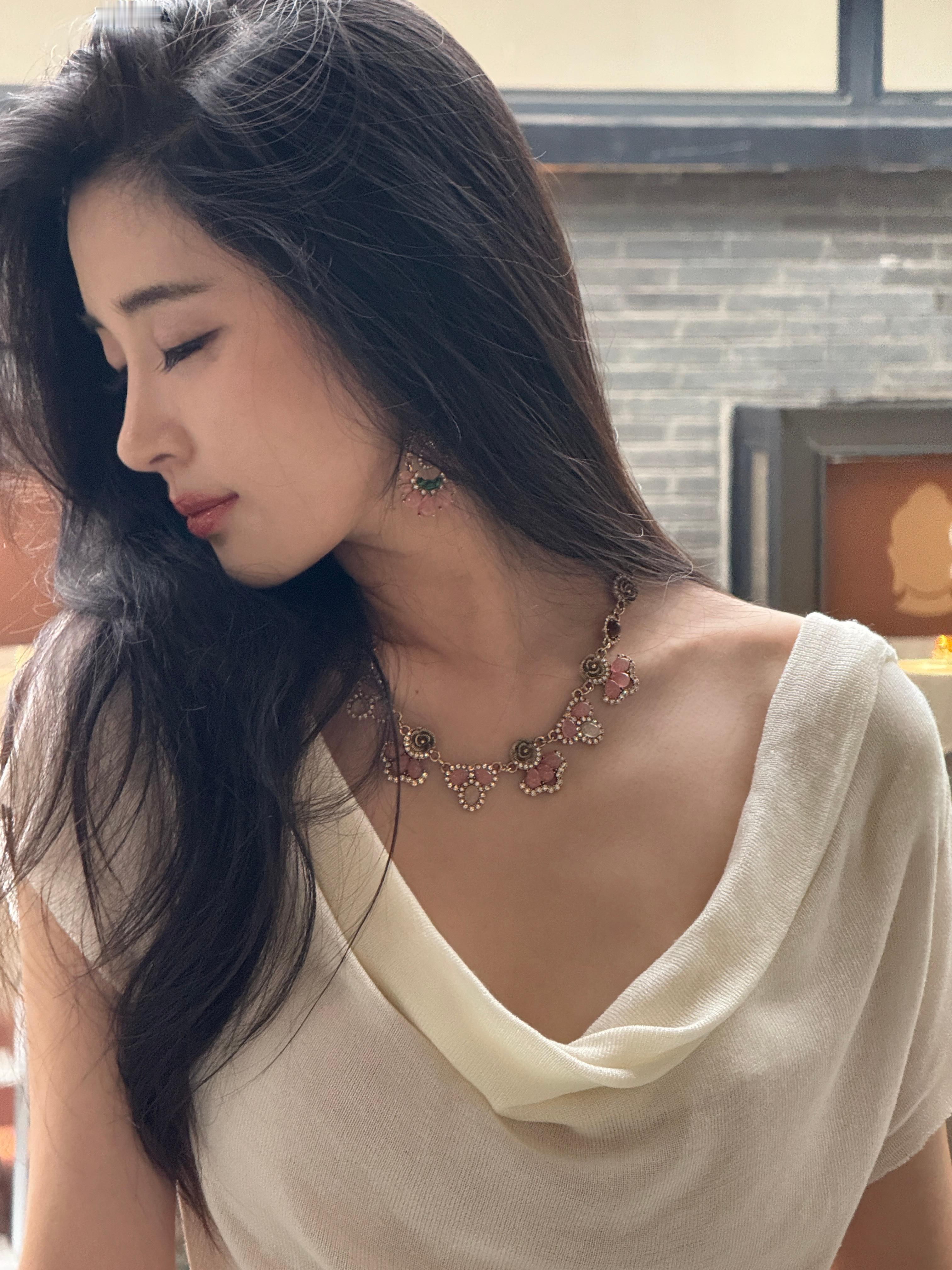 最近发现带夸张的首饰，穿简单的衣服很好看​​​