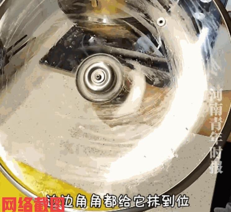 河南有女子在家蒸馒头吃。可锅里的水蒸气容易把锅盖上的透视玻璃弄得看不清，如同