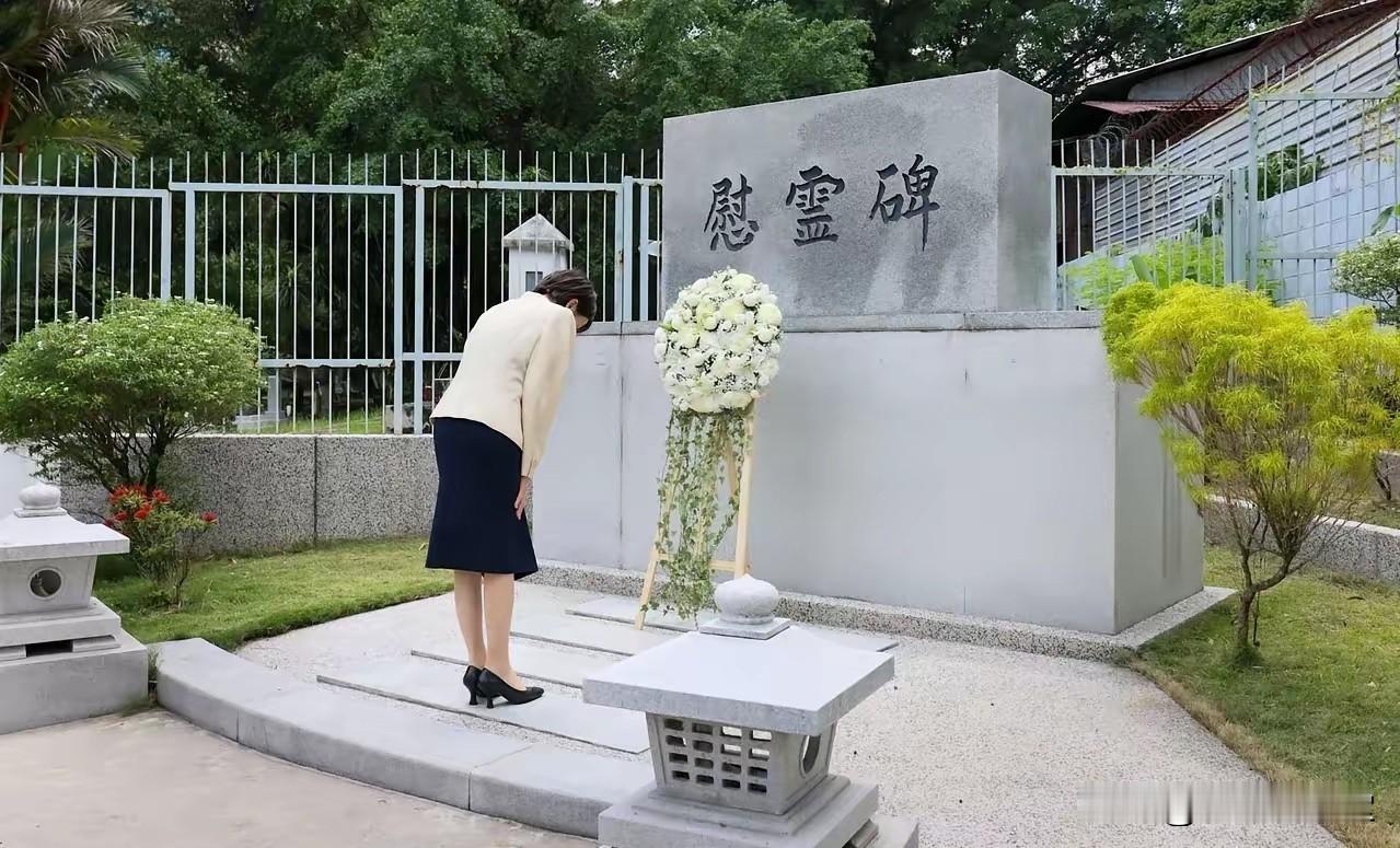 吉隆坡:让高市早苗拜鬼了10月26日,高市早苗在马来西亚吉隆坡日本人墓地献花