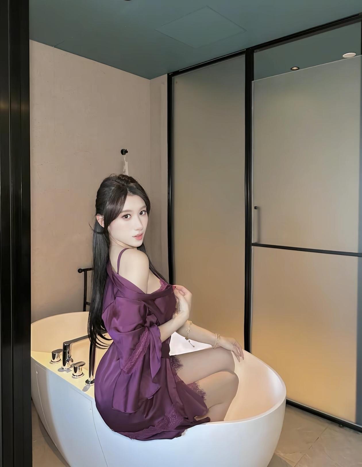 紫色睡衣少女，浴室自拍，温柔氛围