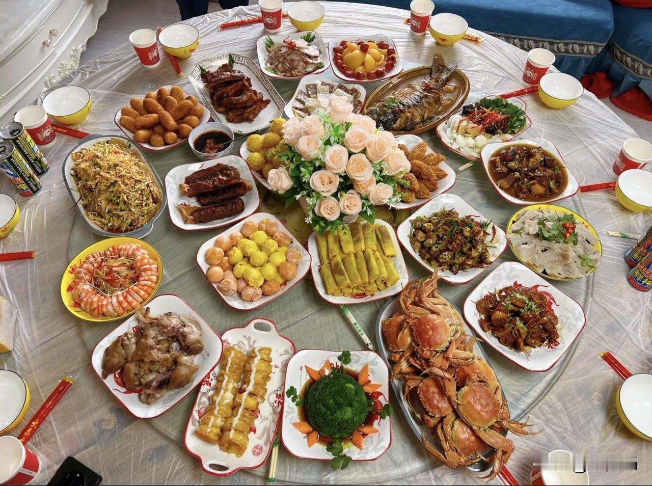 我们家过年必备的几道菜：一盘整鸡（寓意吉祥如意）。一盘整鱼（寓意年年有余）。一盘