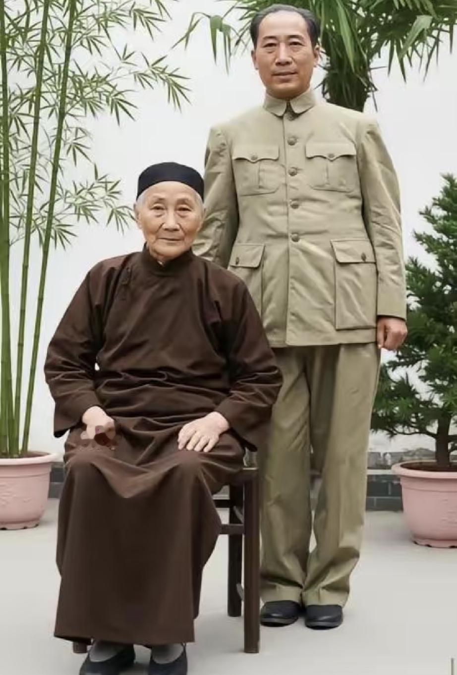 戴笠的222号专机，在南京岱山撞山坠毁。飞机上13个人，全部被大火烧得焦黑，肢体