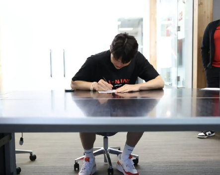 杨瀚森正式签约开拓者，成为NBA球员了！我也单方面宣布，从两年的CBA青岛球