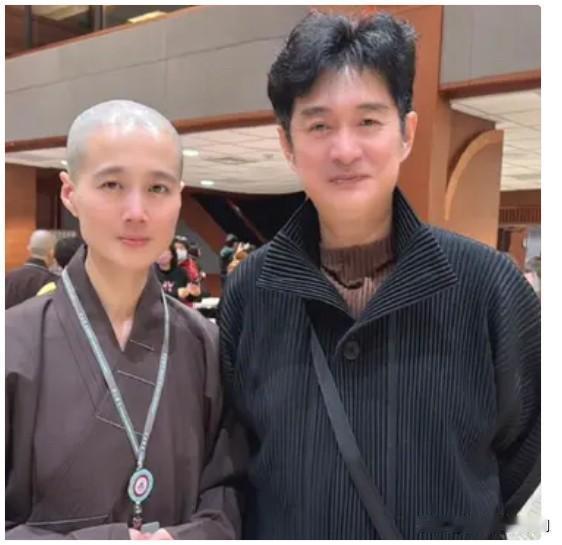 一曲《新鸳鸯蝴蝶梦》唱尽世间爱恨，歌手黄安的家事更令人感慨。家中两位亲妹妹，相隔