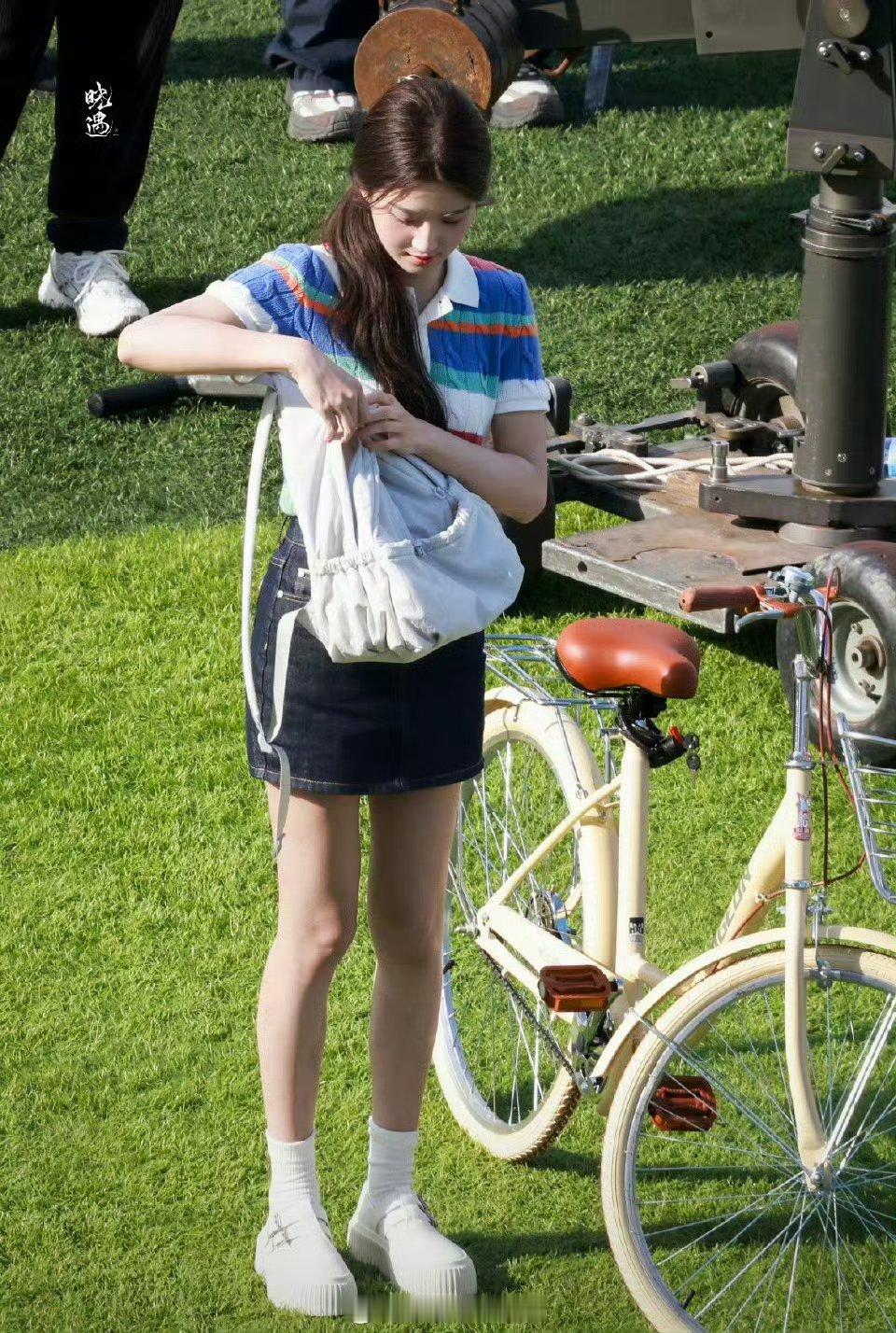 卢昱晓折月亮路透，好元气好甜美！​​​妹宝好适合鲜藕​​​