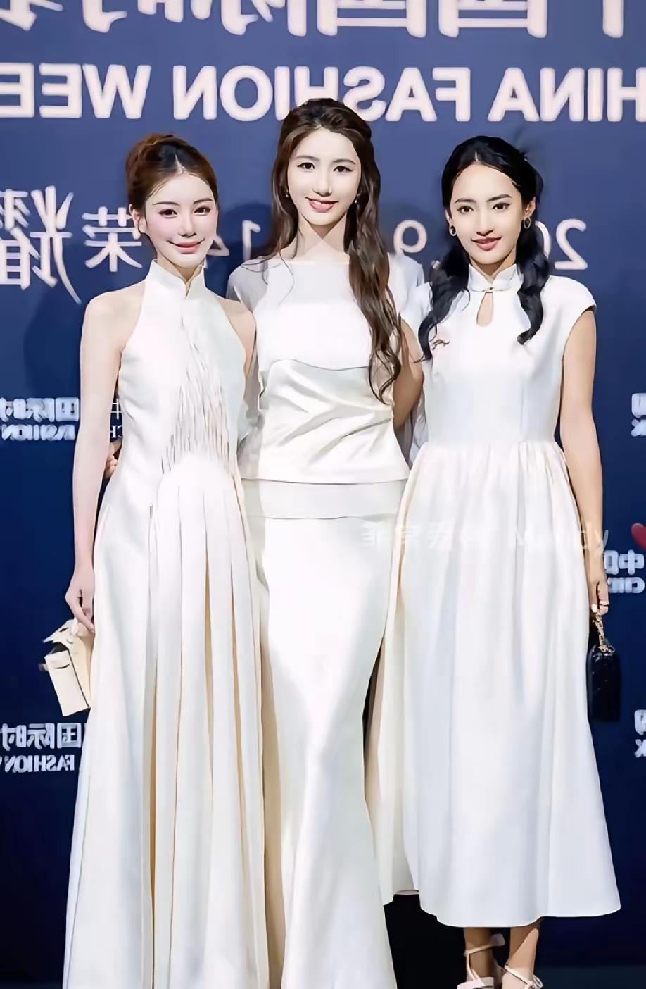 马筱梅这肚子，真是“收放自如”、时大时小啊……前几天穿修身连衣裙，小腹已经明显