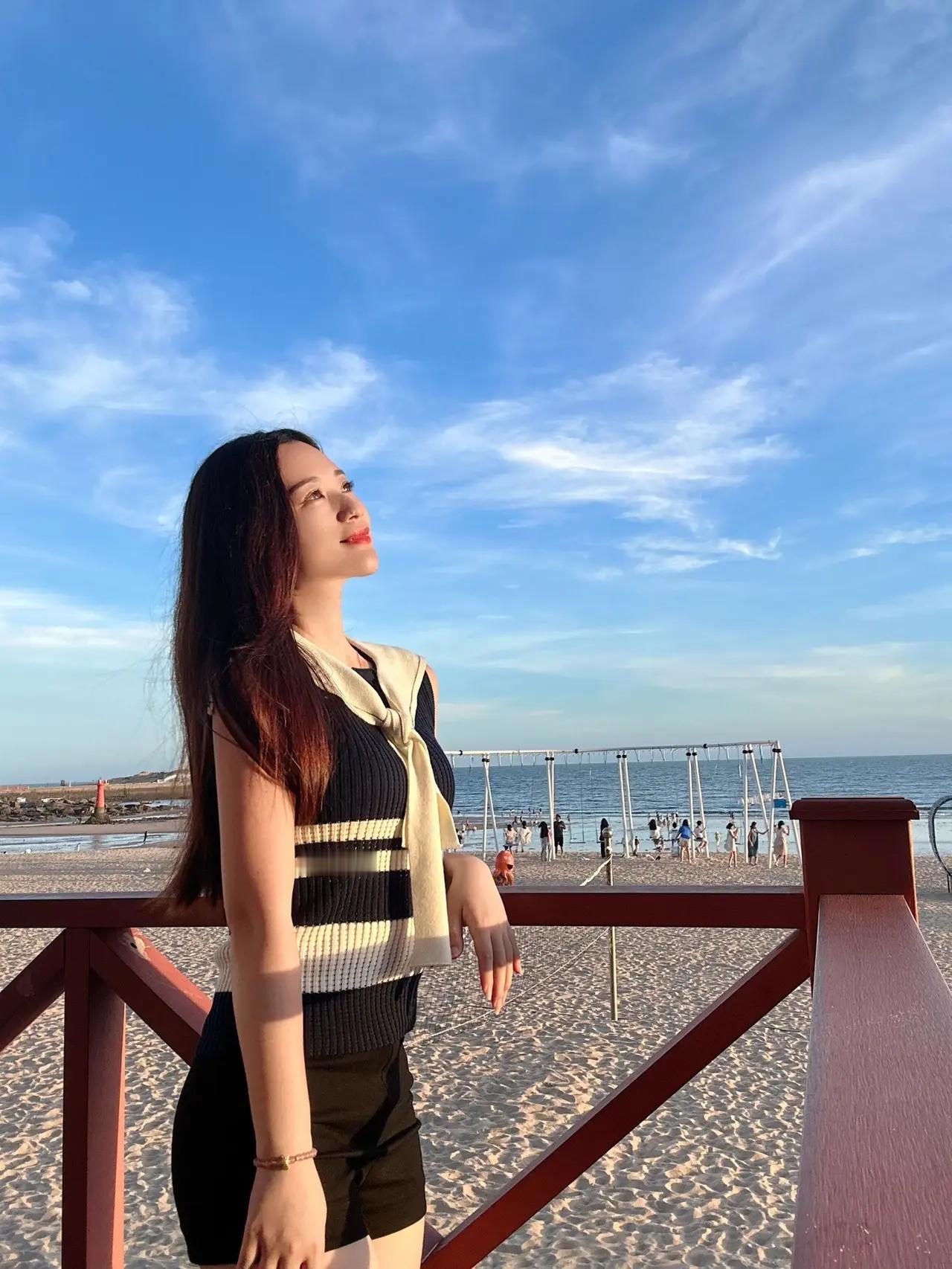 海边漫步，阳光正好，微风轻拂，享受美好时光。🌊🌞💙