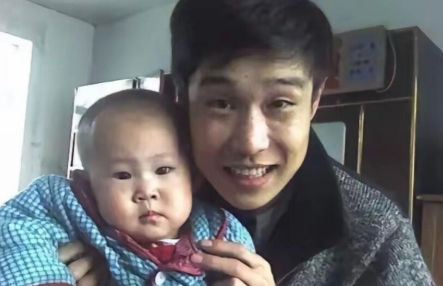 沈佳润小时候长得跟爸爸比较像，都是属于小眼睛，单眼皮的类型，这种女孩第一眼看上去