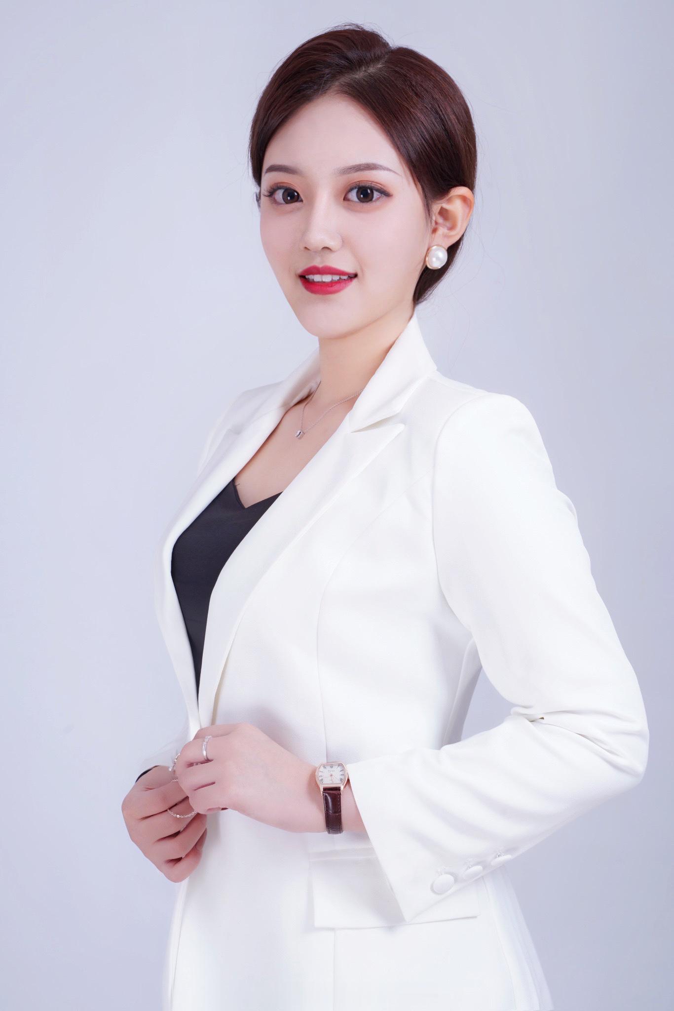 美女校花常远，四川电影电视学院，播音与主持艺术专业，01年，巨蟹座，身高174c