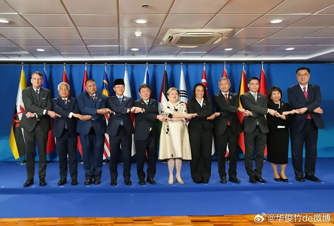 左边是日本外长，右边是菲律宾外长，看到这个照片，你们有何感想？
