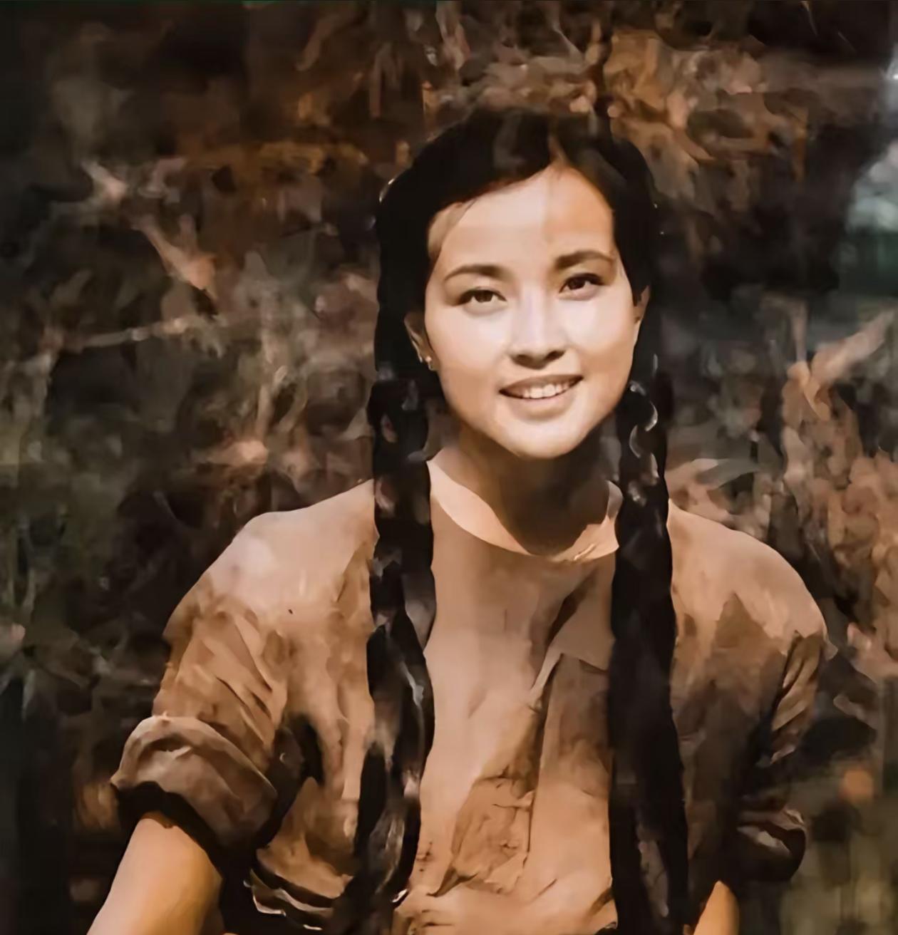 1979年，电影《小花》刘晓庆在里面饰演何翠姑。两条粗黑长麻花辫，质朴的乡村少女