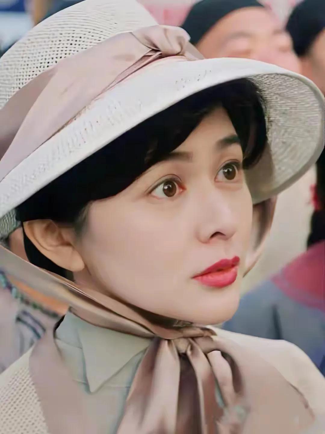 化妆后的关之琳显得很庸俗，虽然可能她本人就这样。但是素颜清汤寡水反倒衬出她倾国倾