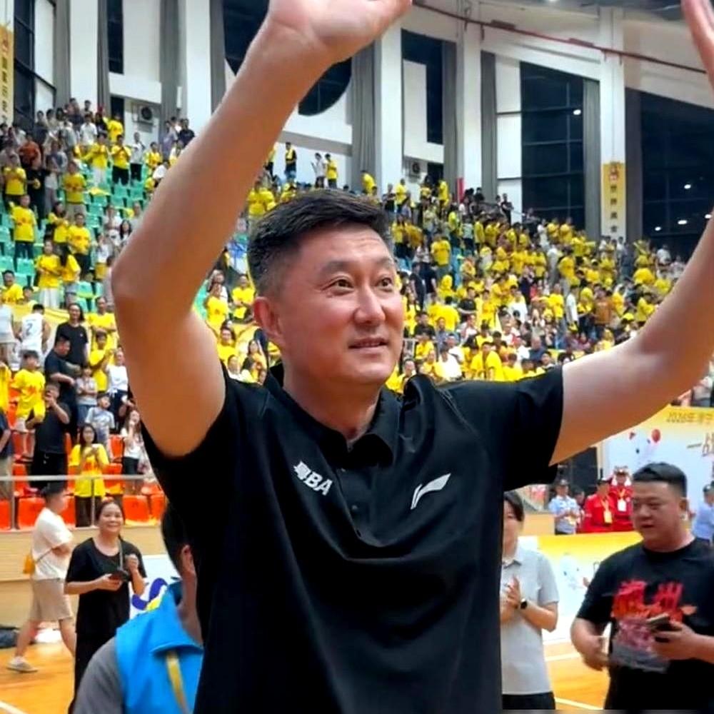 徐杰真被杜锋放弃了？你以为他去美国是度假季后赛那口气他就憋着，高薪合同摆在面前