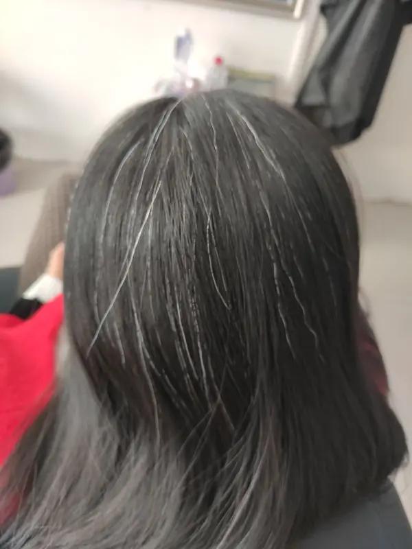 现代人白发低龄化太严重了，走在大街上，20来岁顶着白发的人不少见。以前亚洲人一般