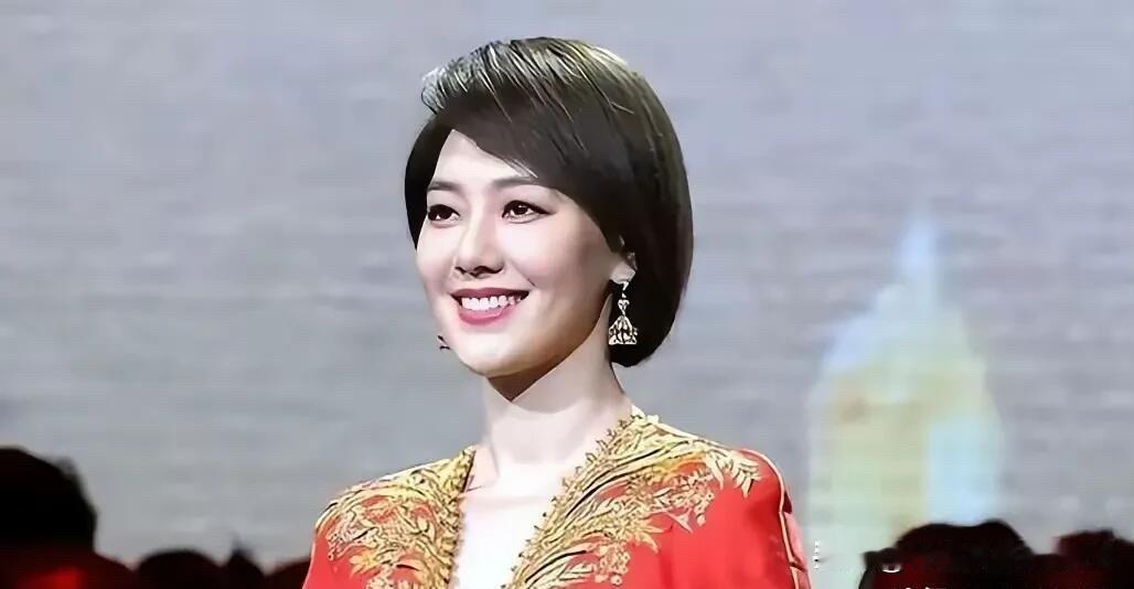 这是央视特别有气质的一个女主持人，气质比董卿好，有颜值、有气质、人见人爱，自信而