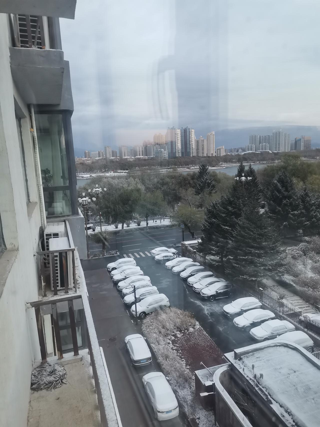 11月2号，吉林市迎来一场雪，整座城市银装素裹，街道上的积雪被清理得十分干净，景