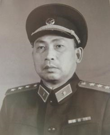 李天佑和黄永胜都是东北野战军的纵队司令员，其中李天佑执掌第一纵队，那是当之无愧的