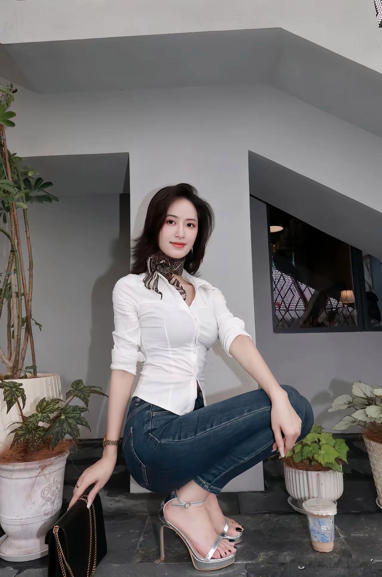 优雅白衬衫搭配牛仔裤，堪称都市女孩时尚穿搭的经典组合。以往白衬衫和牛仔裤就是普通