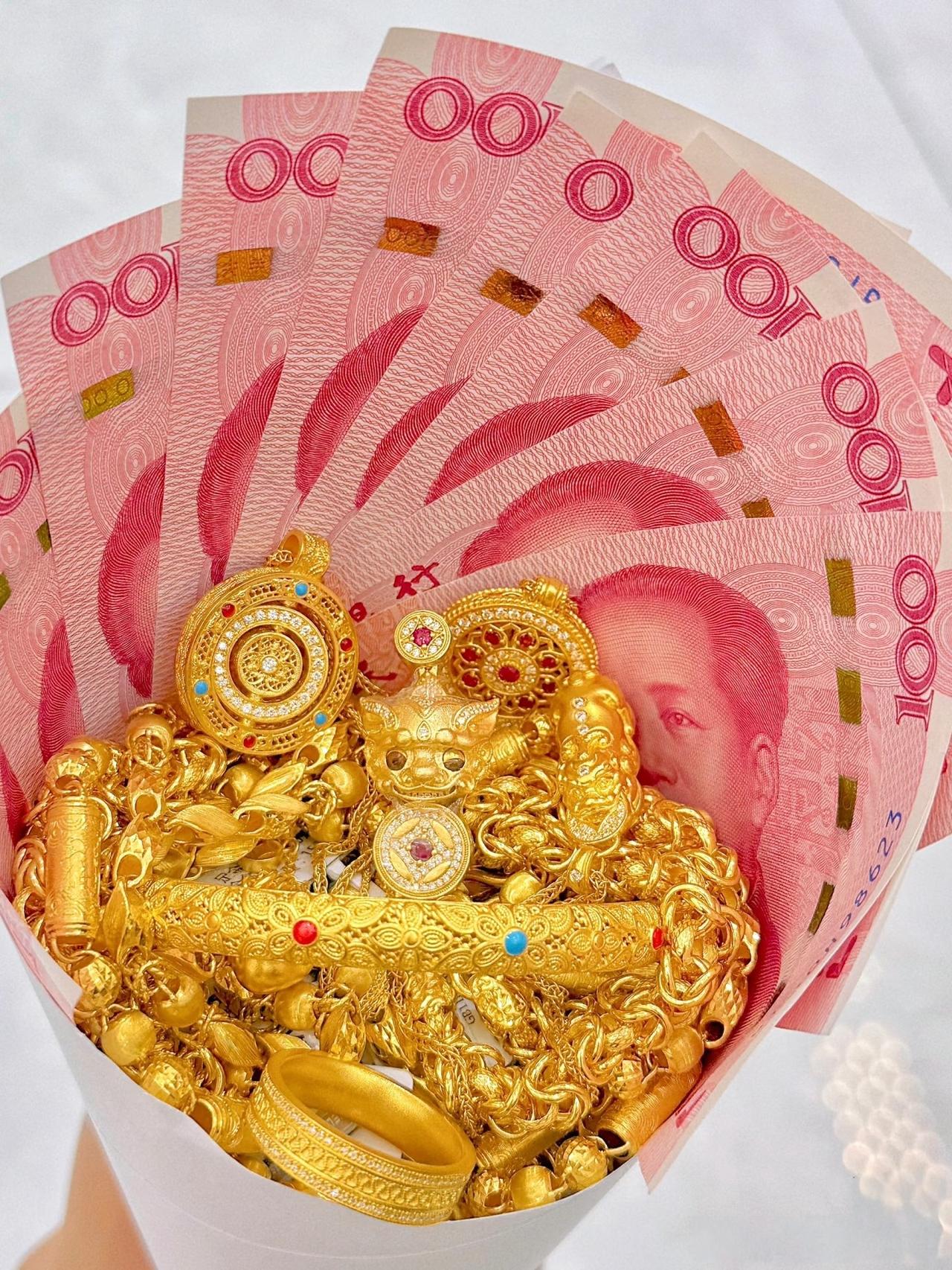 小姨在金店干8年我问她金价下跌，现在入手合不合适小姨偷偷告诉我，这时候水深的