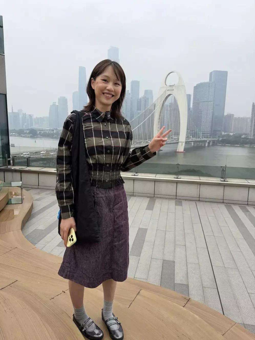 清华硕士去做纹眉师，最高月入10万，母亲崩溃。广州女生Yoyo，中传本科、清华美