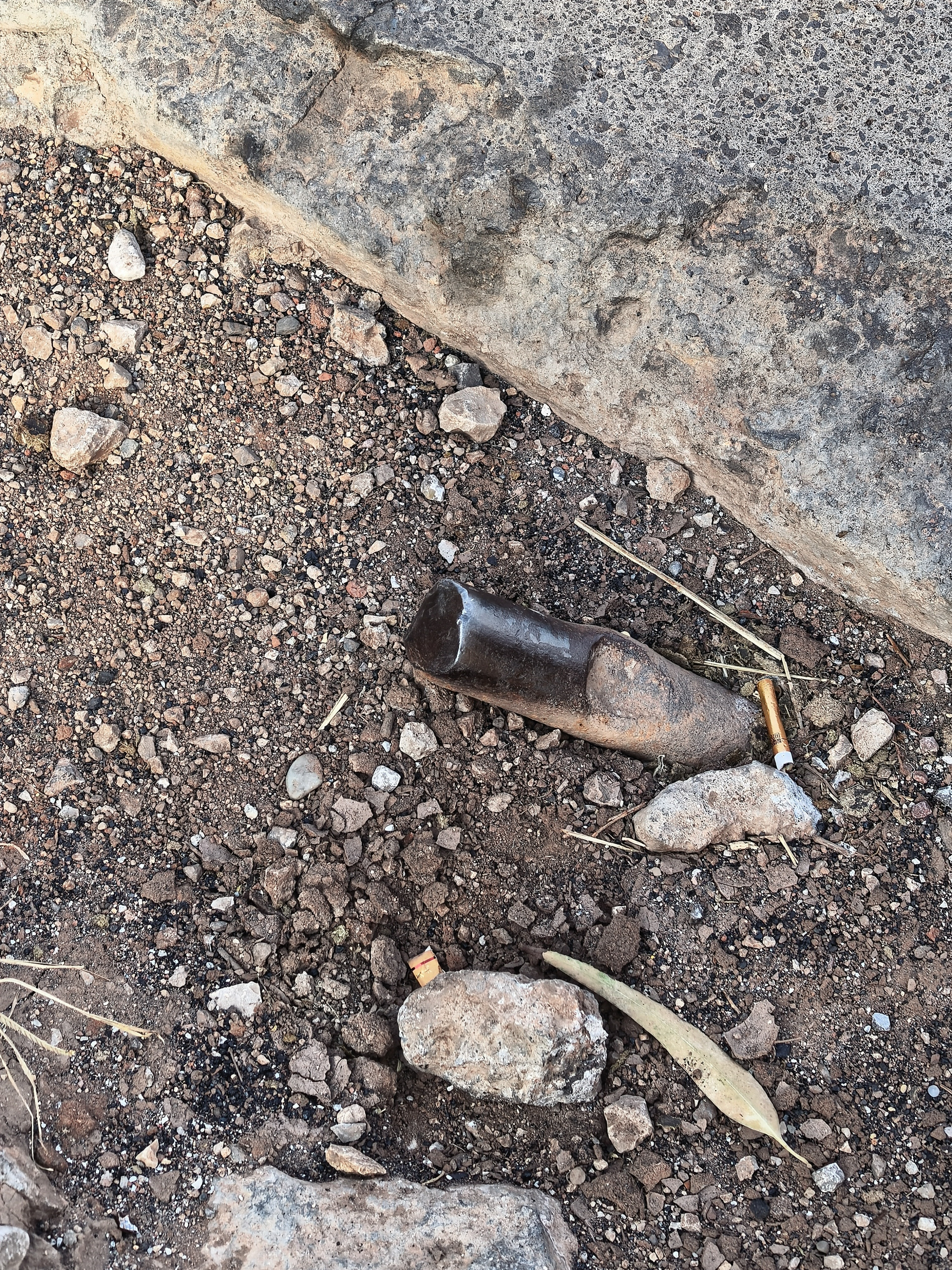 拍摄车爆胎了，螺丝只拧动一个，只能花钱了