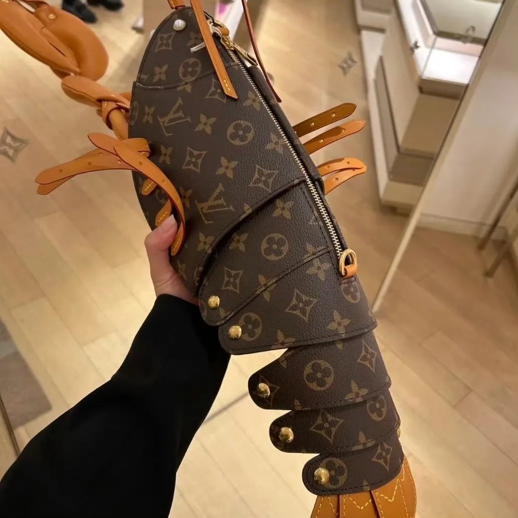 路易威登开卖了一款龙虾手袋，要价55500元说是龙虾，我看着倒有点像大蟑螂（多了