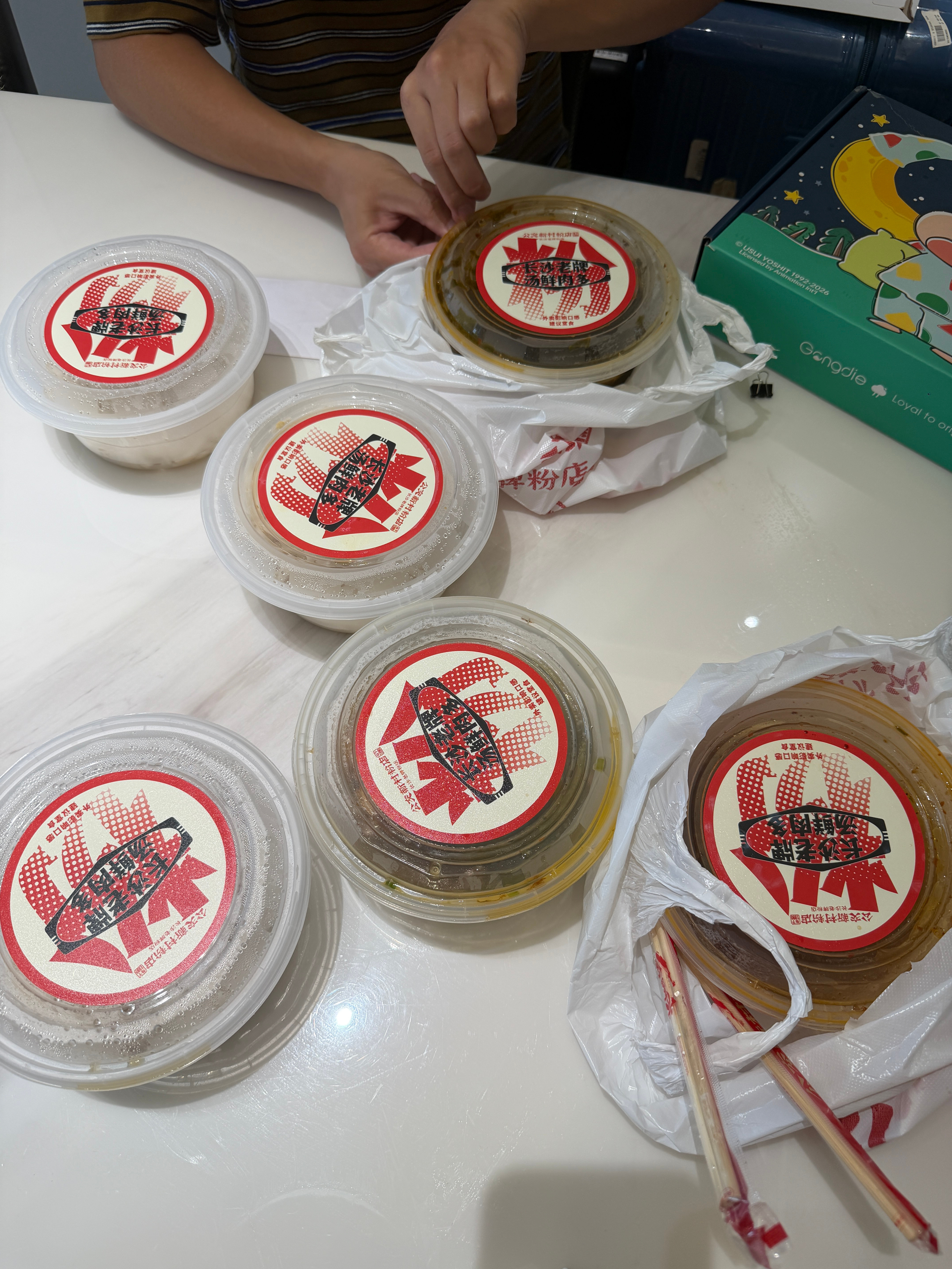 朋友从长沙坐高铁给我带来的公交新村的粉到家还是热的哈哈哈哈哈！！！