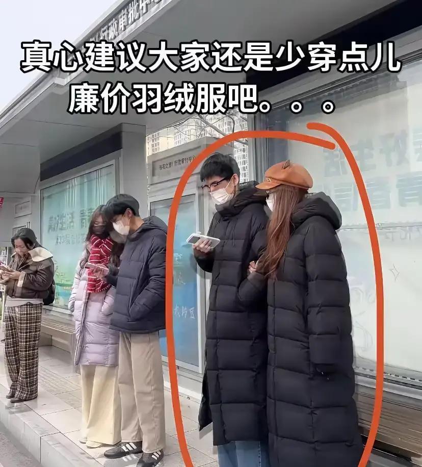 800块羽绒服被骂土地铁早高峰，人挤人，800块的羽绒服蹭一身灰。有人拍照