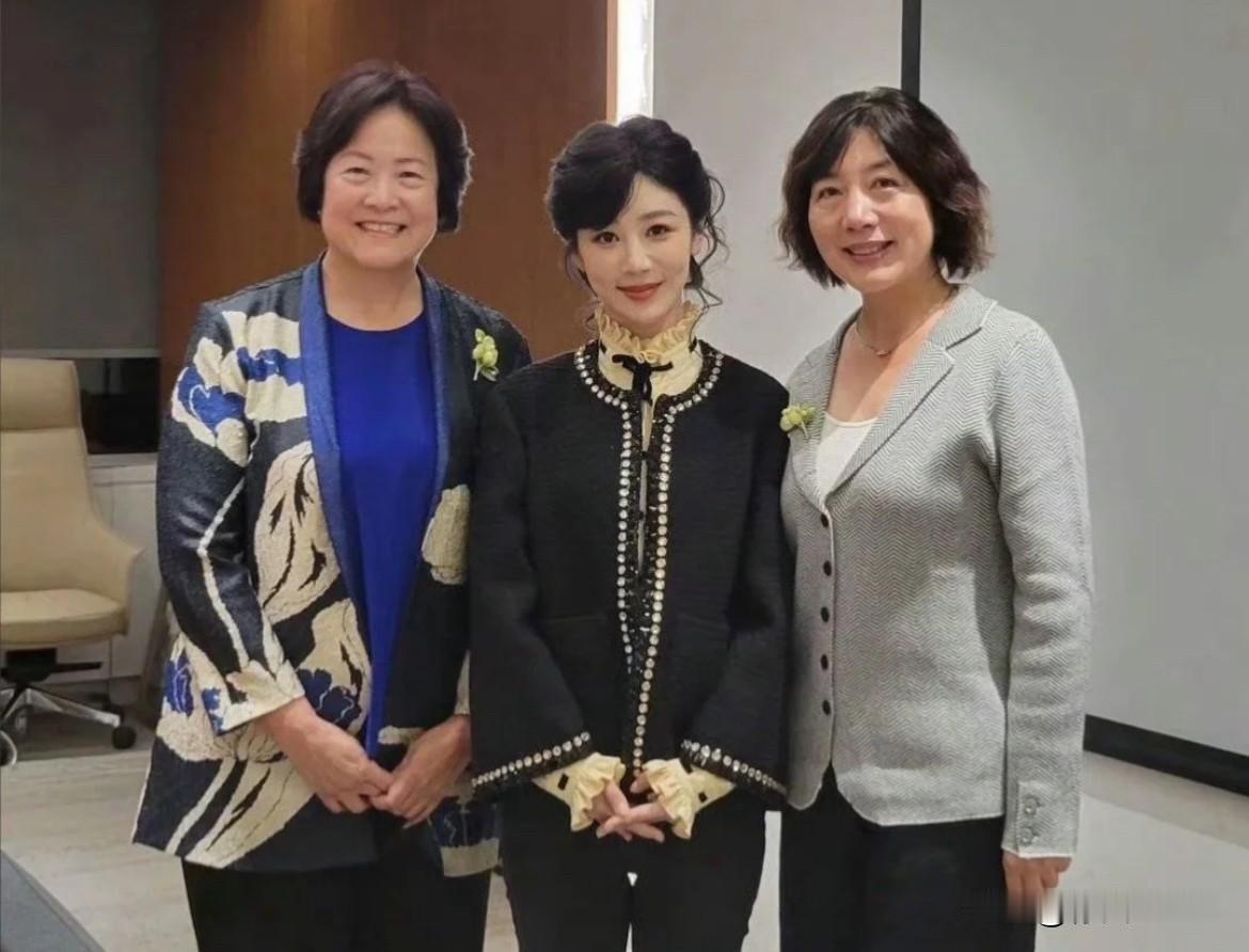 12月25日，杨紫成了傀儡，被限制了演技我没想到，杨紫饰演的董竹君，连服饰都要