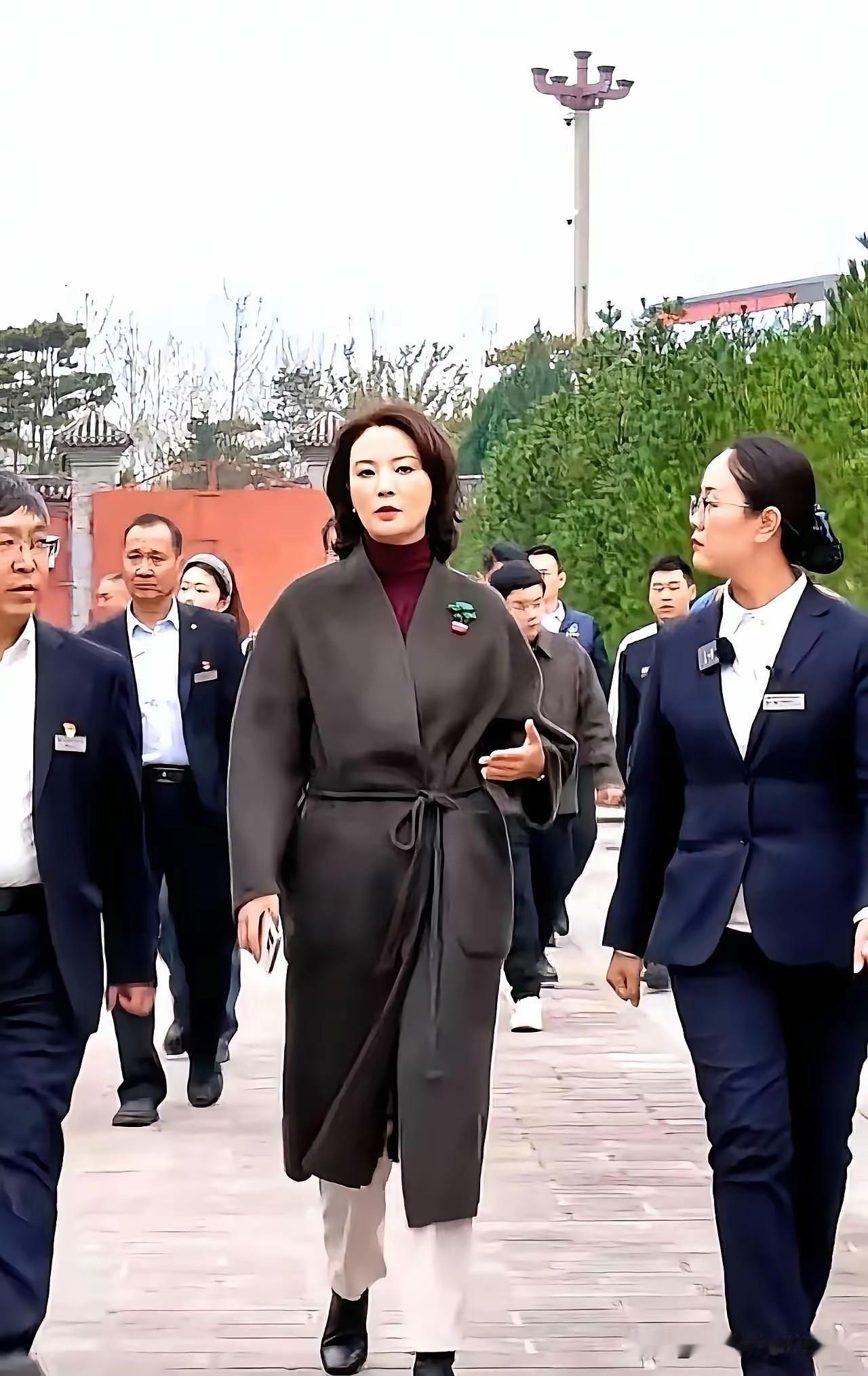 这位美女在体制内到底是什么级别的呢？看她走路的样子，自带洋气感，穿着大气，女王范