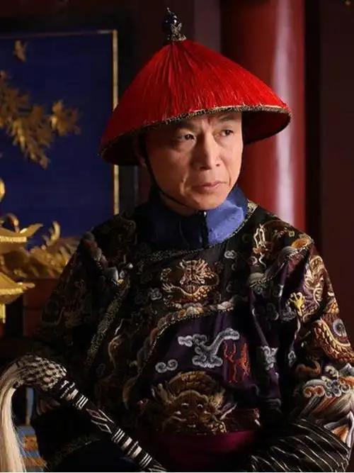 乾隆即位后的第一天，宫中传来一阵不寻常的喧哗声。那一天，所有的太监都为之一震，因