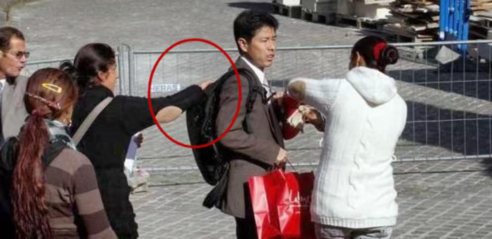 听说在欧洲，小偷们之间有个规矩，偷中国游客的钱和物品可以，但绝对不碰中国人的手机