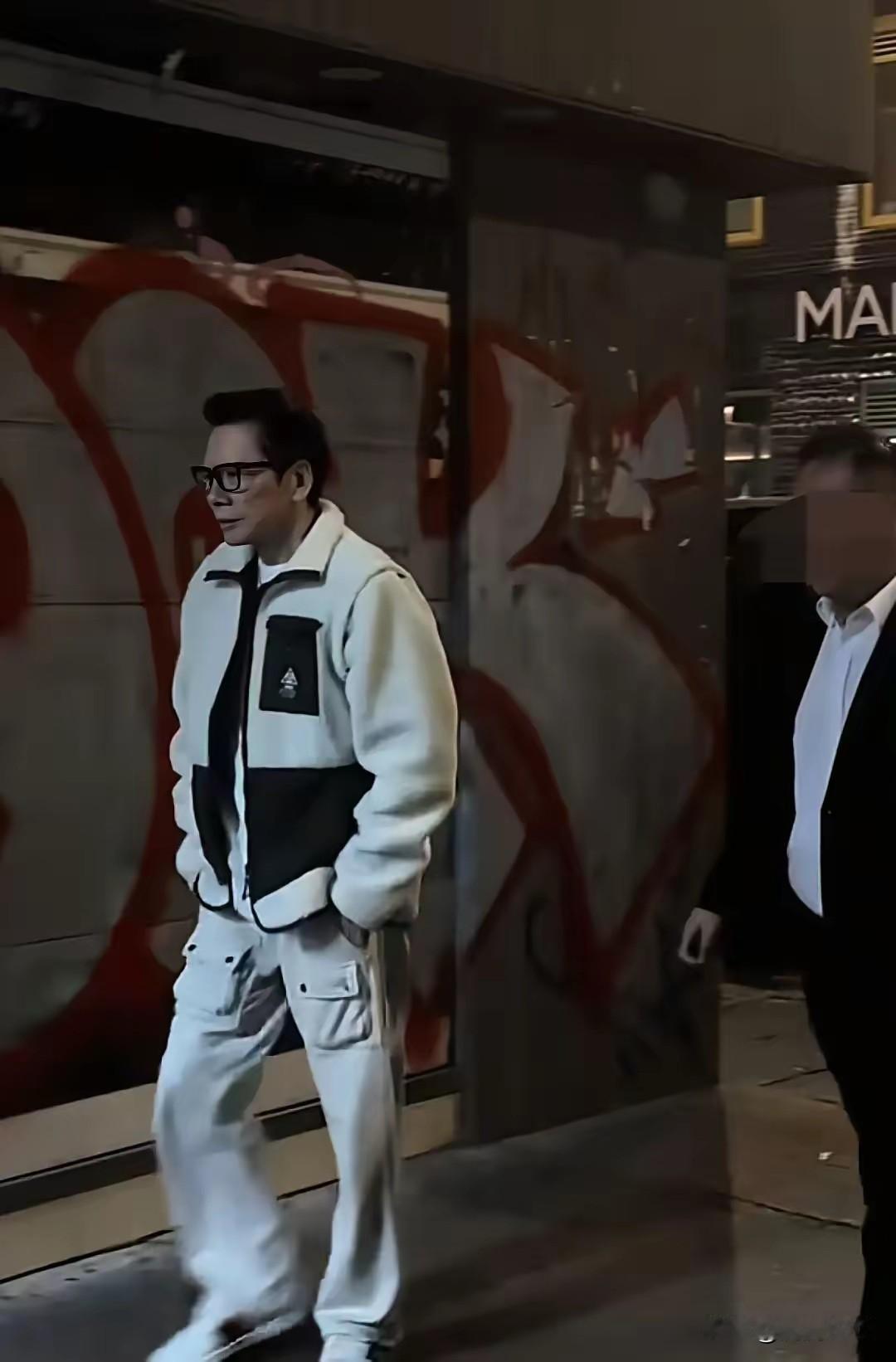 78岁的向华强出现在街头，给所有中老年人提了一个醒，不管你多大年龄，也不管你