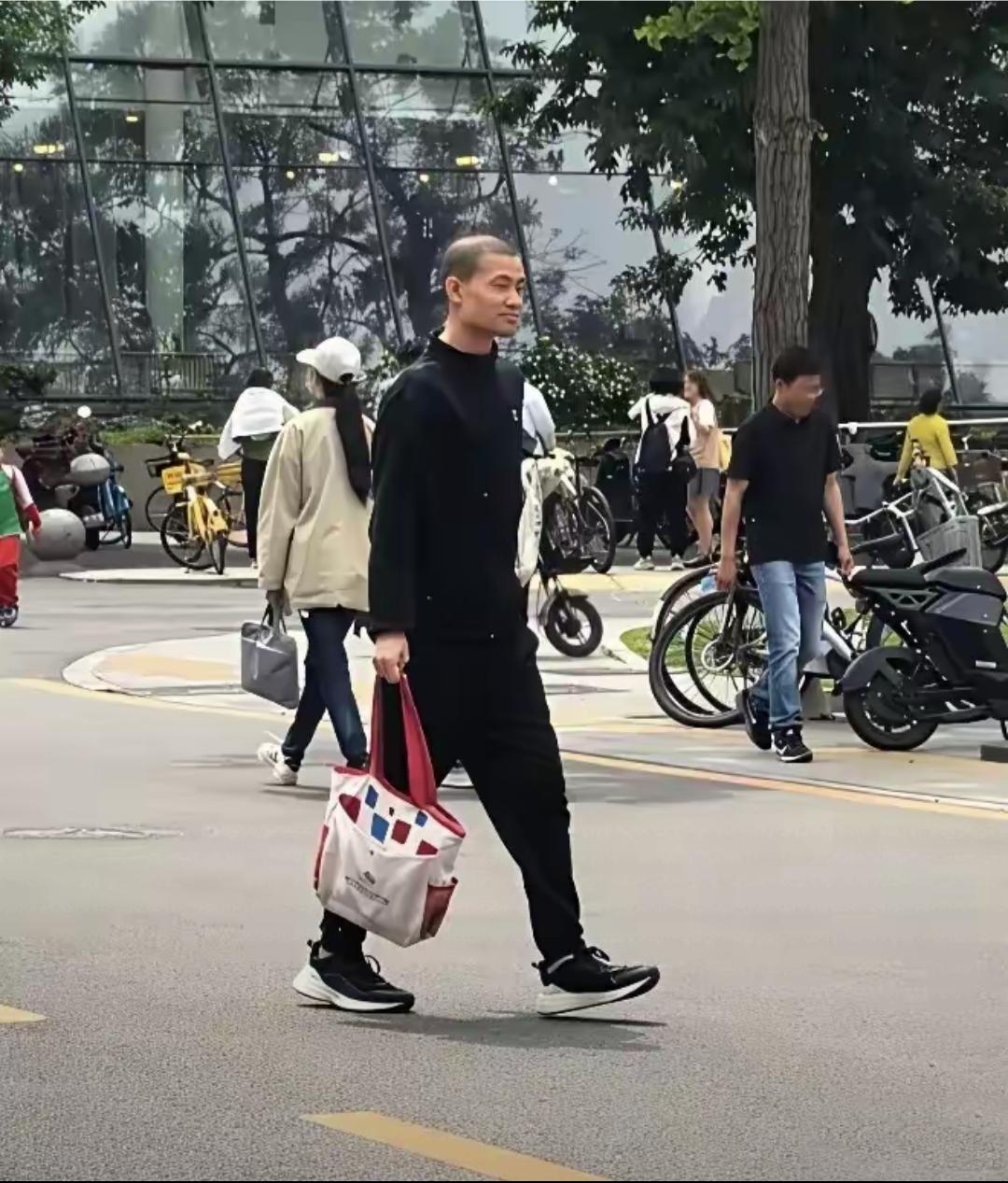 北大韦神近况大变样，提着简单而平常帆布包，打扮也很随意，不过身姿挺拔，状态挺好的