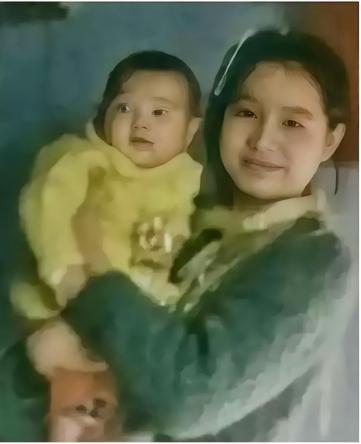 ☁1976年，25岁女知青抱着4岁儿子回京，母亲气得半死，怒骂她未婚先孕，