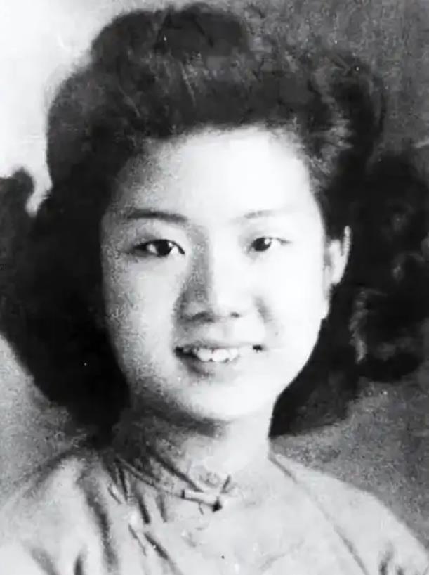 1949年，特务头子毛森，抓捕了一个交际花小姐，审讯时，毛森用刀划开她的衣服，轻