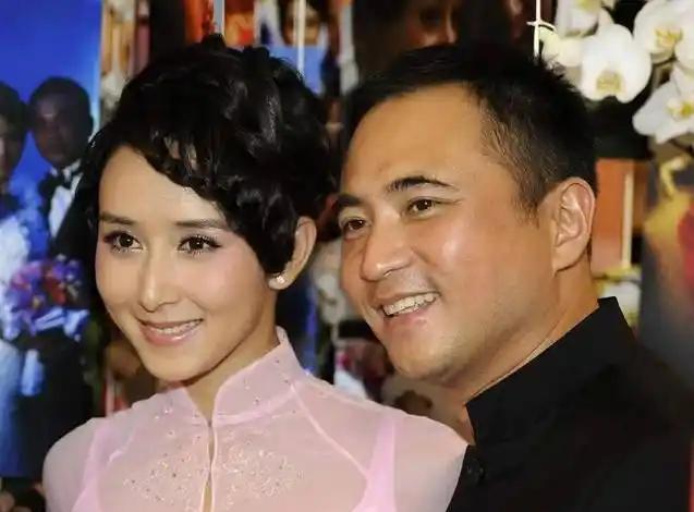 胡静说，刚进朱家时，吃完饭，我放下碗要离开，婆婆说：你把你的碗洗了！我心里很生气