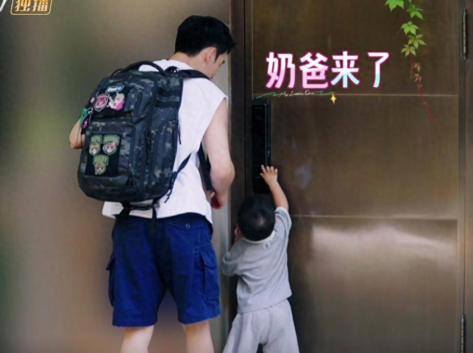 陈妍希请张书豪去家里做客，欧阳妮妮也一块去了，他们仨的关系感觉有些微妙​