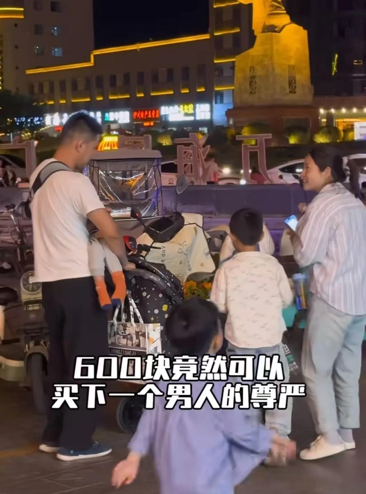 “600块竟然可以买下一个男人的尊严！”深夜的洛阳街头，一个男子背着孩子摆摊卖手